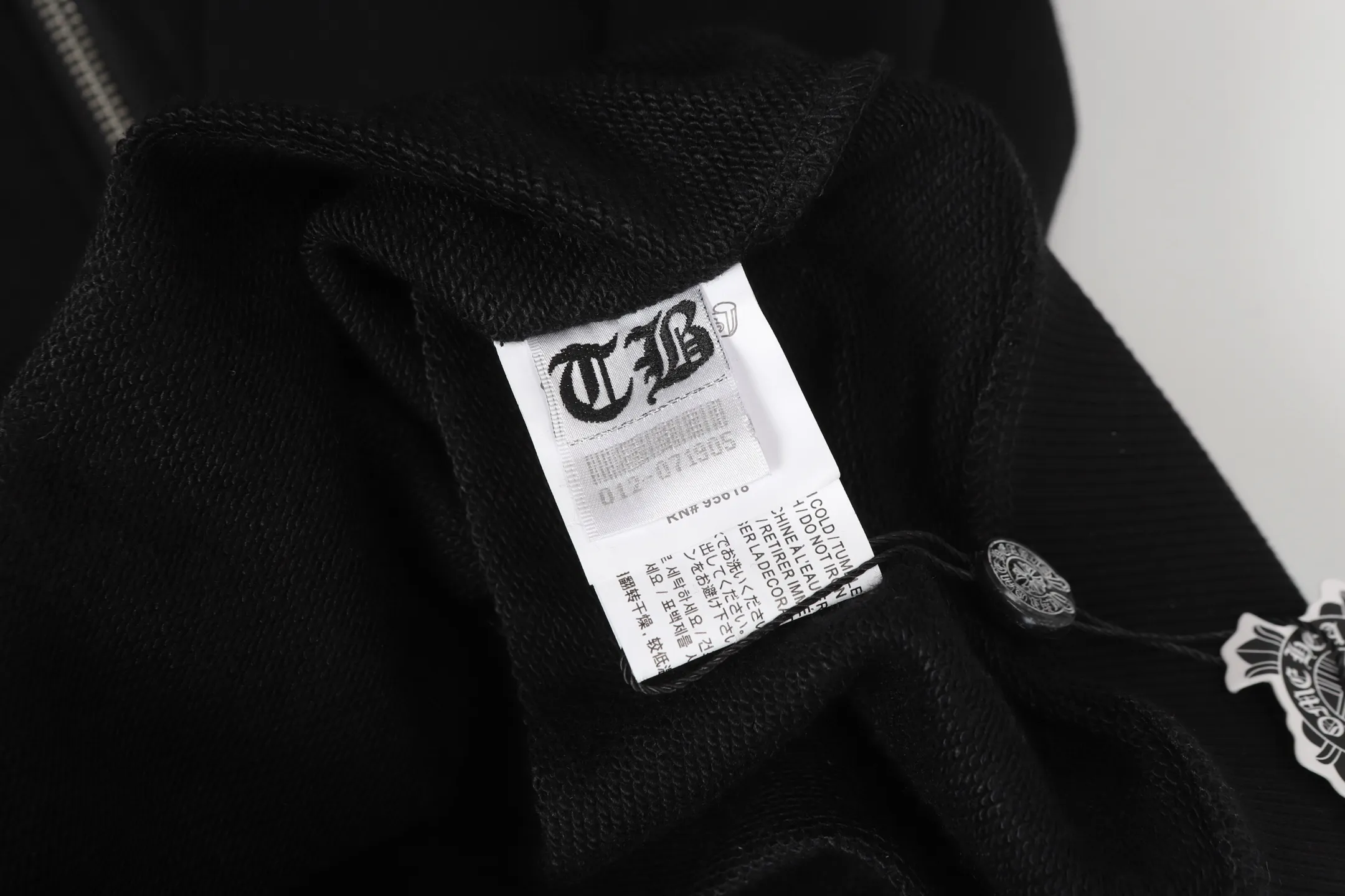 P240 Cross-border running quantity model, please do not place an order if you pursue quality - Chrome Hearts/Chrome Hearts 23ss scroll horseshoe print zipper sweatshirt cardigan jacket - High weight, high density and high quality. The wool is soft, delicate and skin-friendly. It feels soft and silky. It has excellent warmth and skin-friendly properties. - Custom-woven and dyed, no color difference. No matter the fabric or workmanship details, it beats the ordinary version on the market. - Hardware zipper accessories are all customized, full of details - Color: black - Size: S M L XL